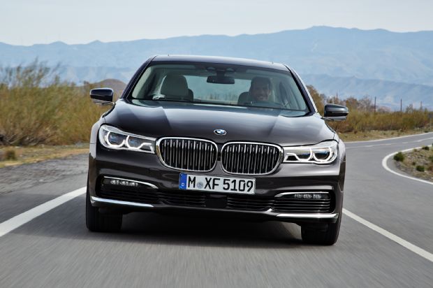2016 BMW 750Li XDrive Front End In Motion