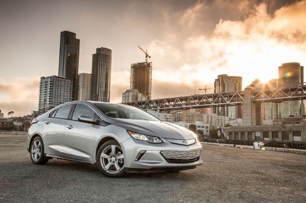 2016 Chevrolet Volt Front Three Quarter 03