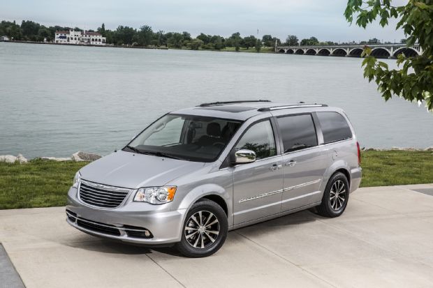 2016 Chrysler Town And Country Front Three Quarter