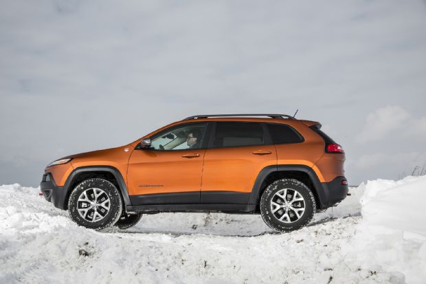 2016 Jeep Cherokee Trailhawk Side In Snow