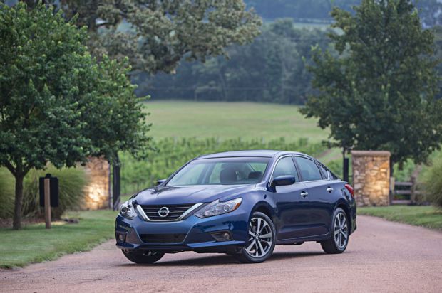 2016 Nissan Altima SR Front Three Quarter And View