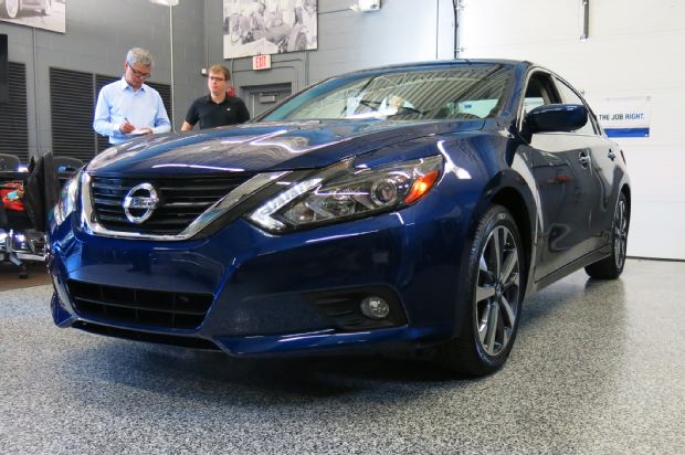 2016 Nissan Altima Sr Front Three Quarter Inside 02