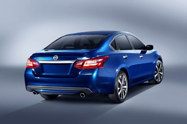 2016 Nissan Altima SR Rear Three Quarter