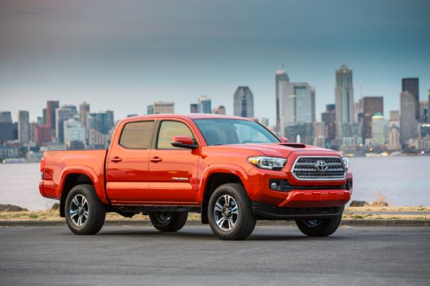 2016 Toyota Tacoma TRD Sport Front Three Quarter 06