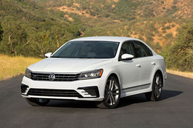 2016 Volkswagen Passat Front Three Quarter 01