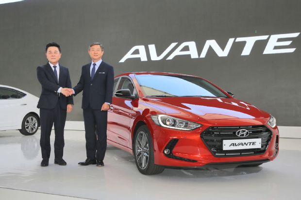 2017 Hyundai Elantra Korean Spec Front Three Quarter 1