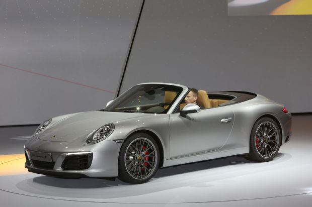 Porsche 911 Carrera S Front Three Quarter 02