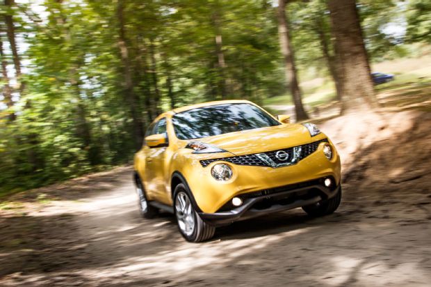 2015 Nissan Juke SL AWD Front Three Quarter In Motion 01