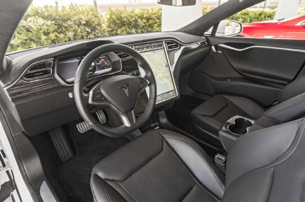 2015 Tesla Model S P85D Cabin 01
