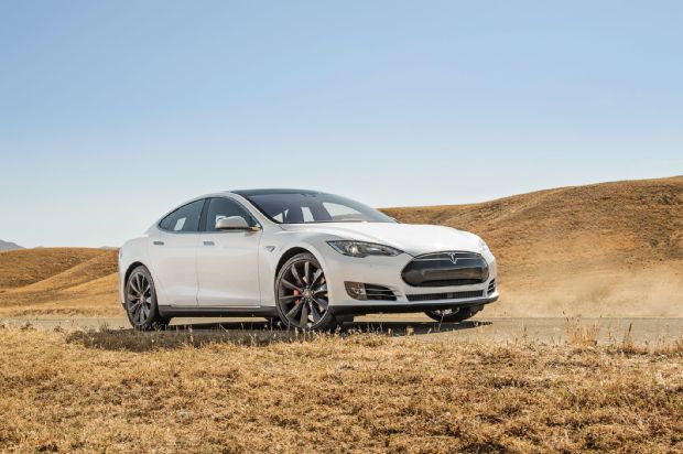 2015 Tesla Model S P85D Front Three Quarter 01