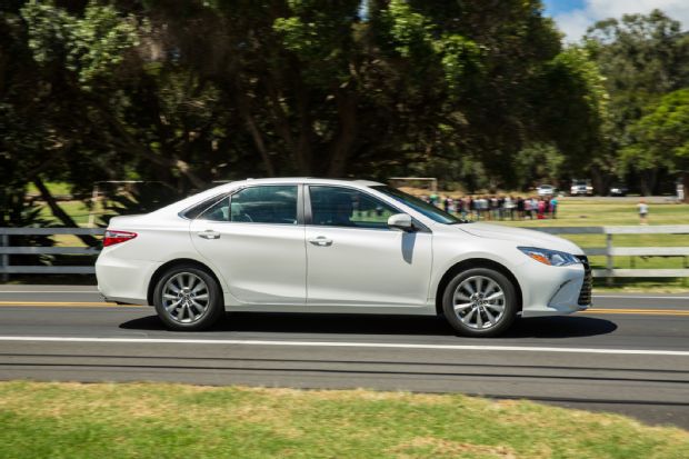 2015 Toyota Camry XLE Side In Motion 03