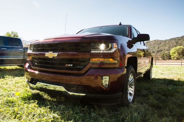 2016 Chevrolet Silverado 1500 LTZ Z71 Front Three Quarter 01