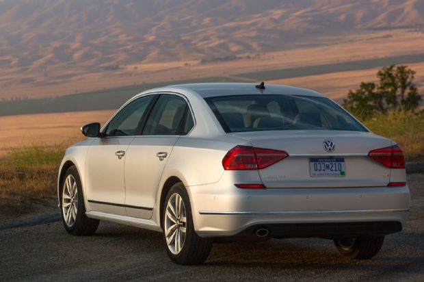 2016 Volkswagen Passat Rear Three Quarter 01