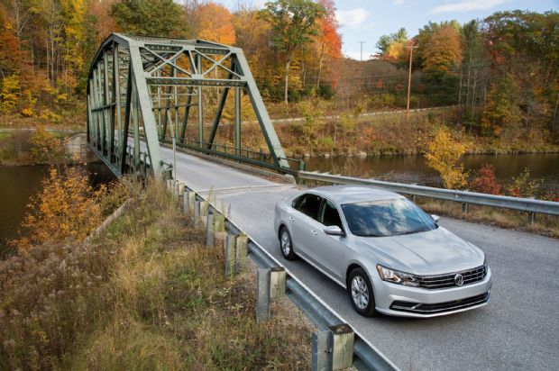 2016 Volkswagen Passat S Top View 01