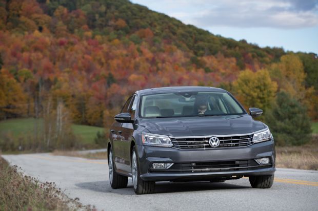 2016 Volkswagen Passat SEL Front End 04