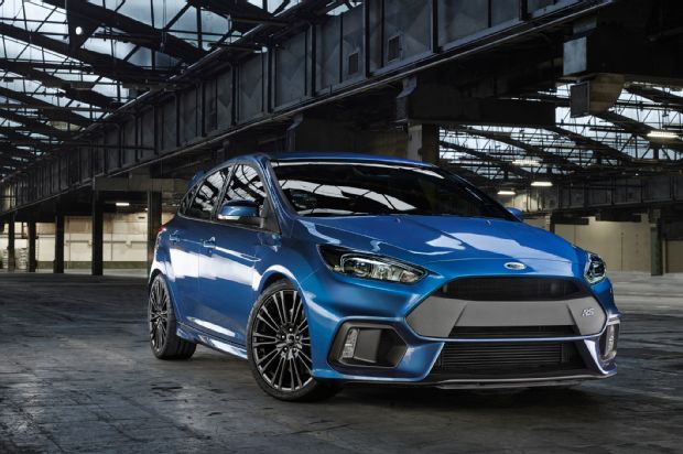 Ford Focus RS Front Three Quarter 02