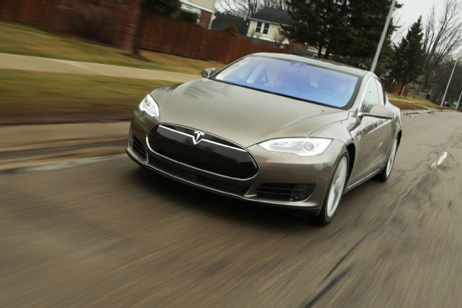 2015 Tesla Model S 70D Front Three Quarter Motion 1