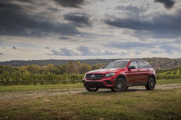 2016 Mercedes Benz GLC300 Front Three Quarter 02