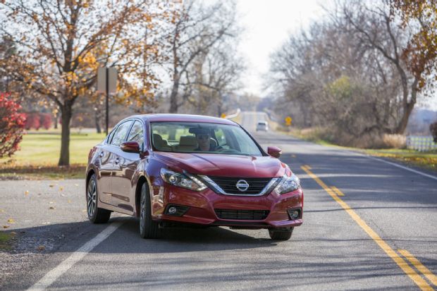 2016 Nissan Altima Front Three Quarter
