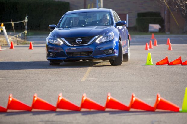 2016 Nissan Altima SR Front End Turn