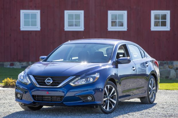 2016 Nissan Altima SR Front Three Quarter