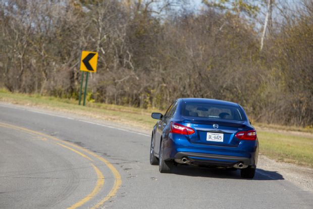 2016 Nissan Altima SR Rear End In Motion 04