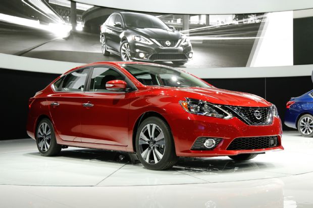 2016 Nissan Sentra SL Front Three Quarter 05