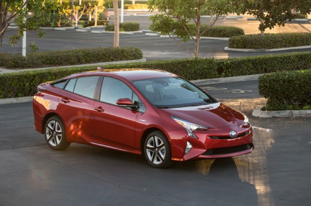 2016 Toyota Prius Four Touring Front Three Quarter 03
