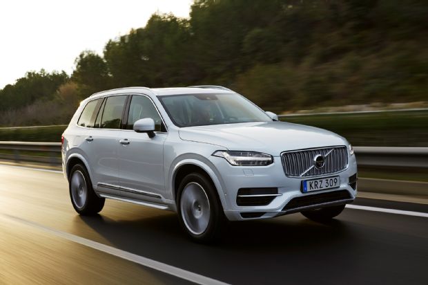 2016 Volvo XC90 T8 Front Three Quarter In Motion 03