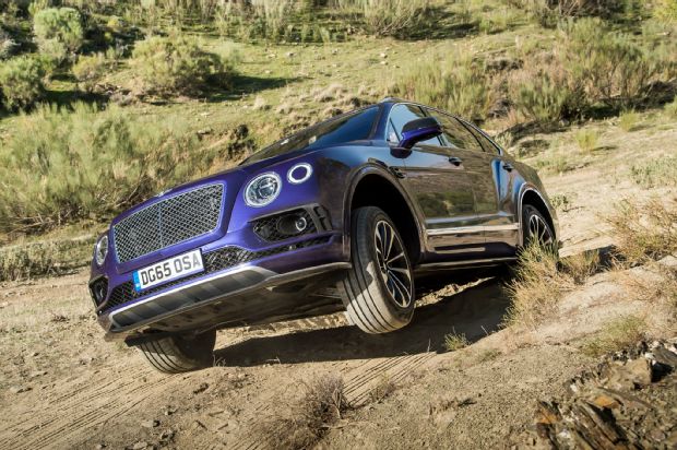 2017 Bentley Bentayga Front Three Quarter 01