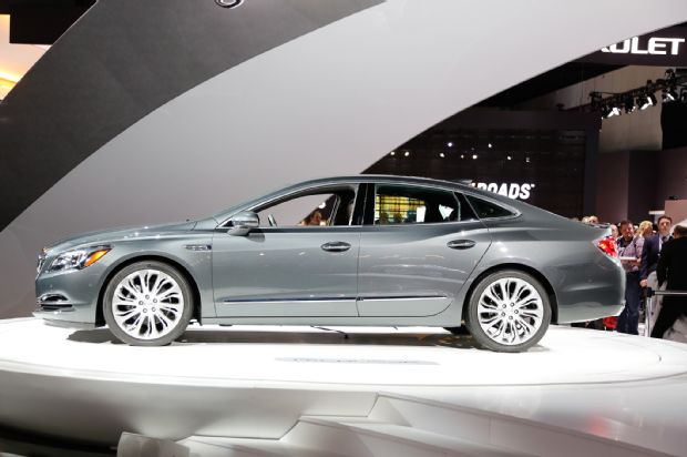 2017 Buick LaCrosse Side Profile 01