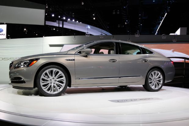 2017 Buick LaCrosse Side Profile 04
