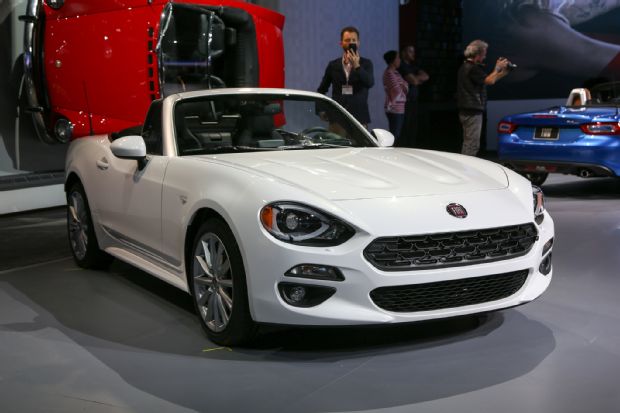 2017 Fiat 124 Spider Front Three Quarter 02