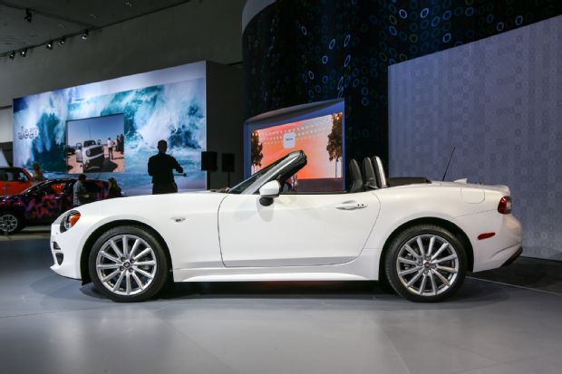 2017 Fiat 124 Spider Side
