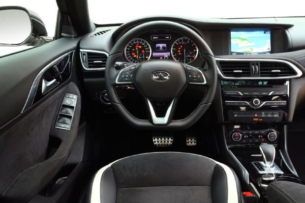 2017 Infiniti Q30 Sport Cockpit