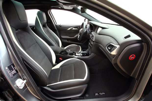 2017 Infiniti Q30 Sport Front Interior Seats