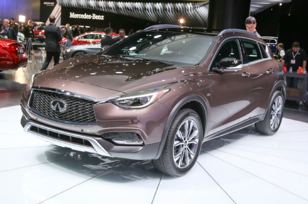 2017 Infiniti QX30 Front Three Quarter 02