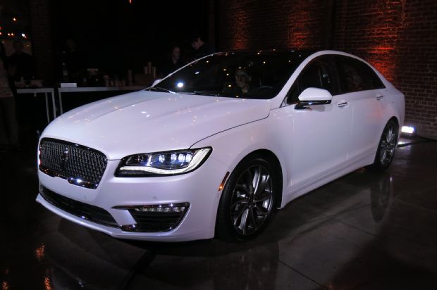 2017 Lincoln Mkz Reveal Front Three Quarters 02