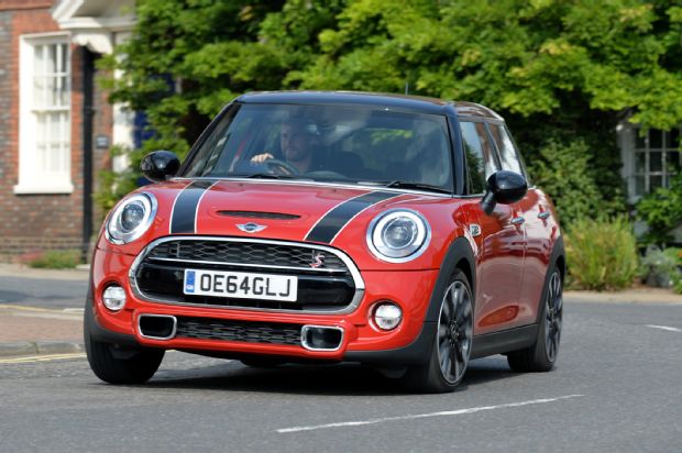 2015 Mini Hardtop 4 Door Cooper S Front Three Quarter In Motion 25