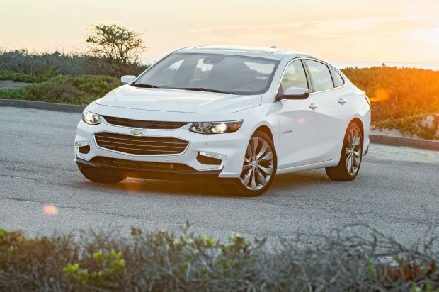 2016 Chevrolet Malibu Front Three Quarter 02