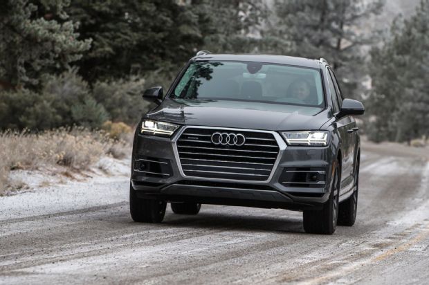 2017 Audi Q7 Front View In Motion 05