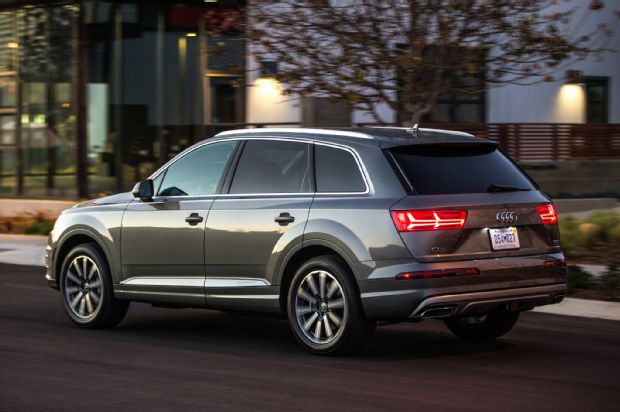 2017 Audi Q7 Rear Three Quarter In Motion 01