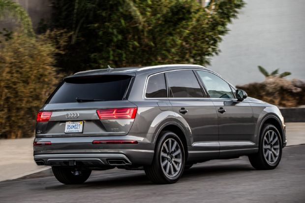 2017 Audi Q7 Rear Three Quarter In Motion 03
