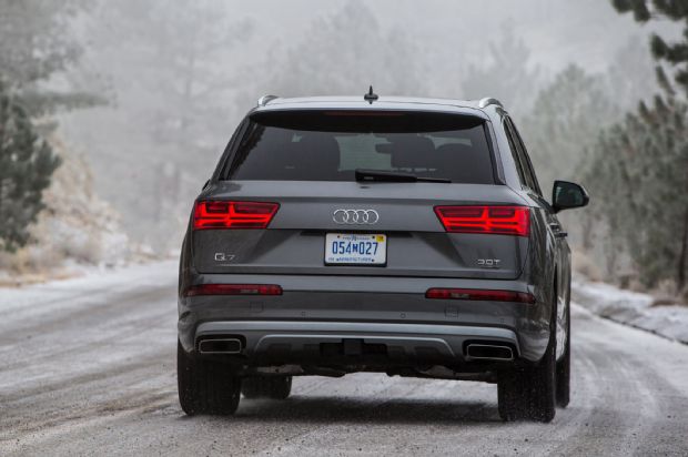 2017 Audi Q7 Rear View In Motion