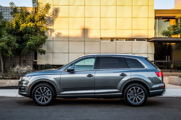 2017 Audi Q7 Side Profile 02