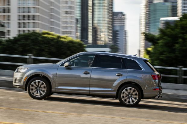 2017 Audi Q7 Side Profile In Motion