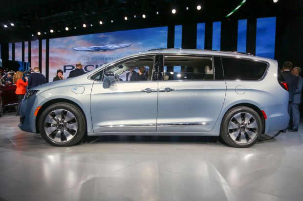 2017 Chrysler Pacifica Hybrid Side