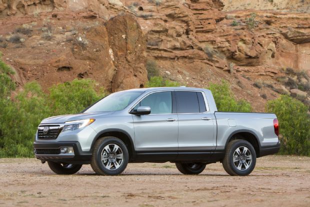 2017 Honda Ridgeline Front Three Quarter 05