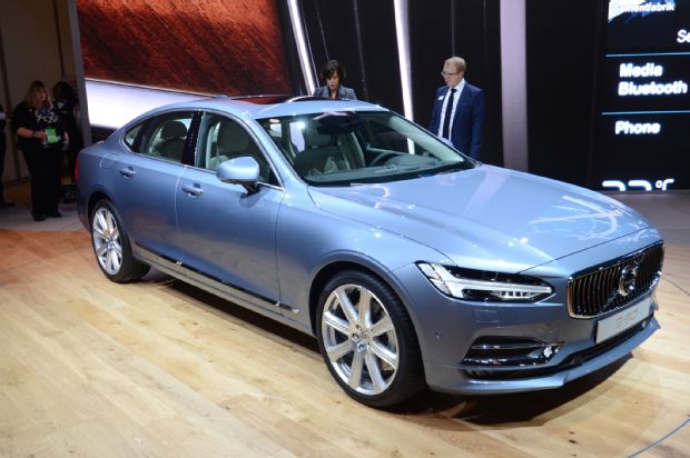 2017 Volvo S90 Front Three Quarter