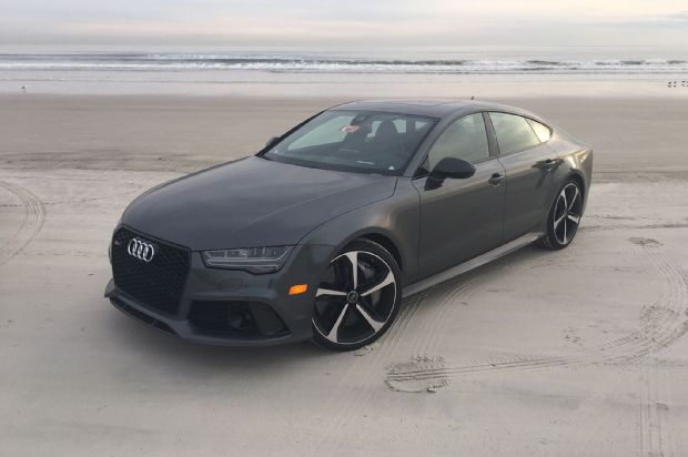 2016 Audi RS7 Front Three Quarter 01
